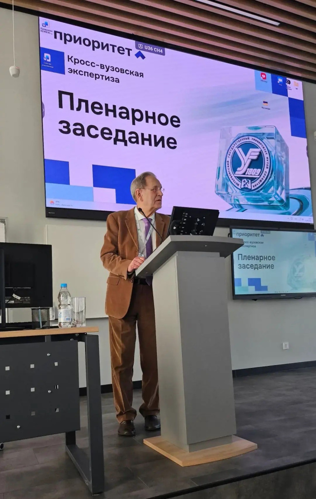 Тему выступления Юрия Павловича - «Железнодорожный транспорт - драйвер экономики России» продолжил Руслан Крылов 